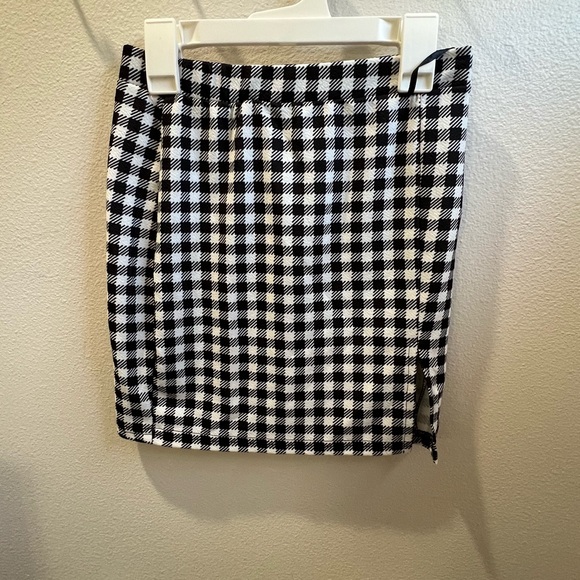 SHEIN Dresses & Skirts - Shein black and white checkered skirt with slit on thigh size XS or US 2.